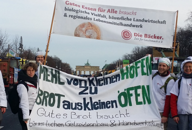 Mit dem Brandenburger Tor im Hintergrund demonstrieren die Freien Bäcker und das Junge Netzwerk für den Fortbestand bäuerlicher und kleinbäuerlicher Betriebe und Handwerksbetriebe